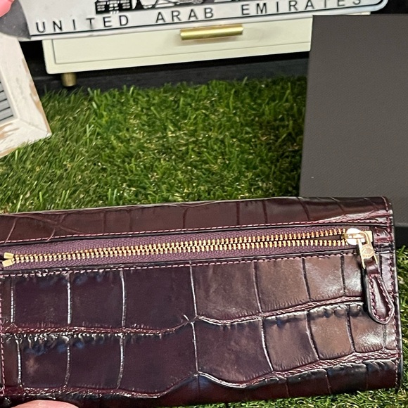 Crocodile-embossed leather - Picture 4 of 12